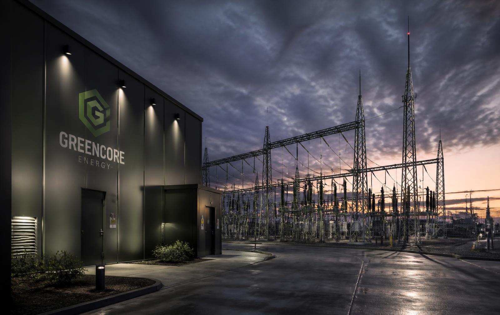 Subestação elétrica e infraestrutura industrial ao anoitecer, representando energia para empresas